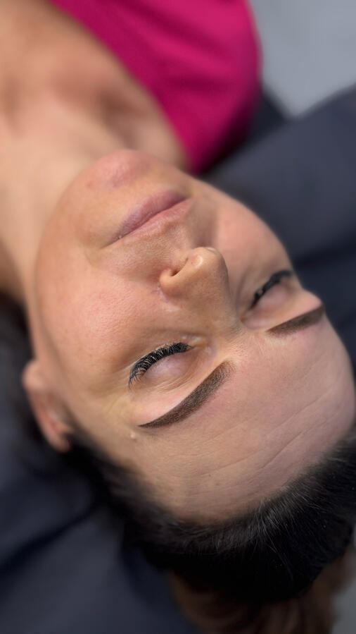 Permanentny makijaż brwi – idealna symetria łuków dobrana do kształtu twarzy.